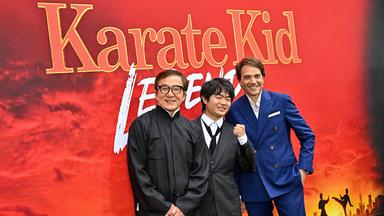 Schauspieler (von links beginnend): Jackie Chan, Ben Wang und Ralph Macchio