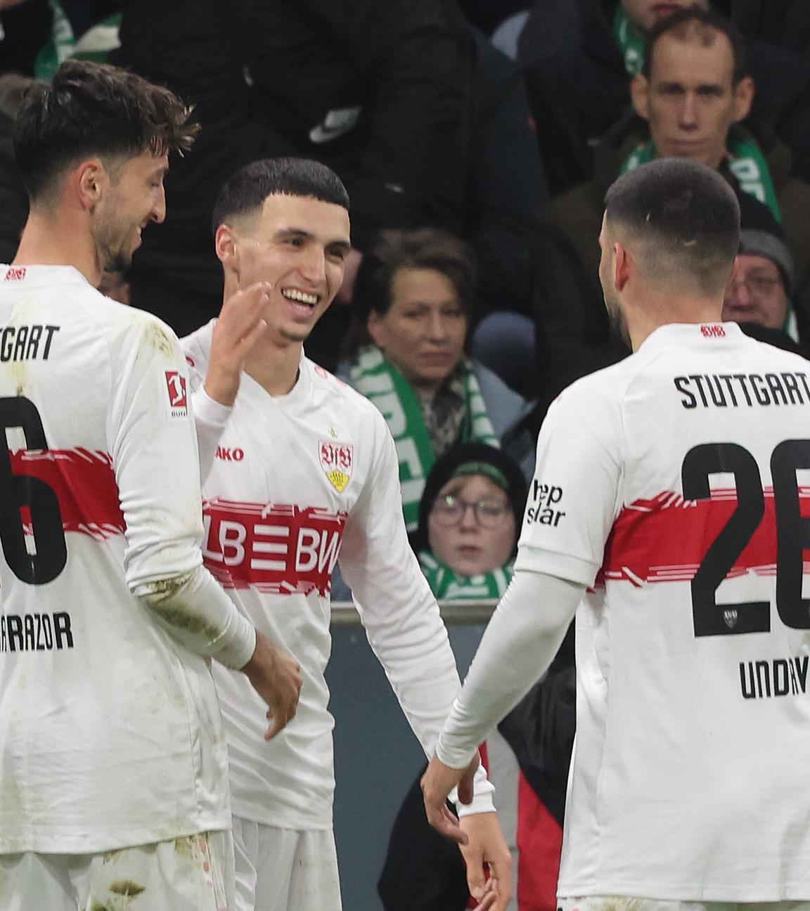 Nach seinem Treffer zum 0:1 gegen den SV Werder Bremen jubelt Stuttgarts Bilal El Khannouss mit seinem Teamkollegen Atakan Karazor und Deniz Undav.