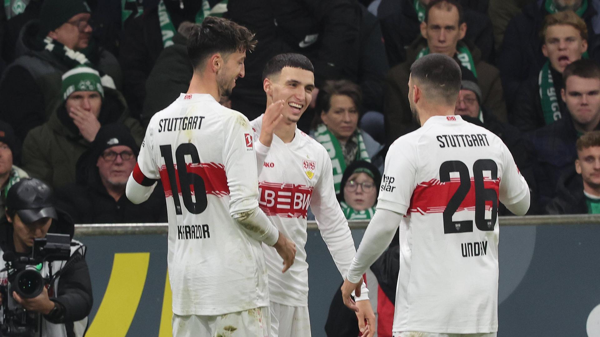 Nach seinem Treffer zum 0:1 gegen den SV Werder Bremen jubelt Stuttgarts Bilal El Khannouss mit seinem Teamkollegen Atakan Karazor und Deniz Undav.