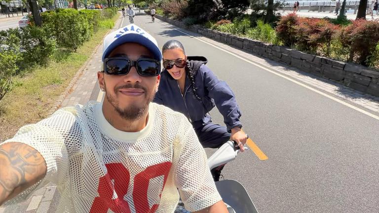 Kim Kardashian und Lewis Hamilton zeigen sich auf einem gemeinsamen Selfie während einer Radtour.