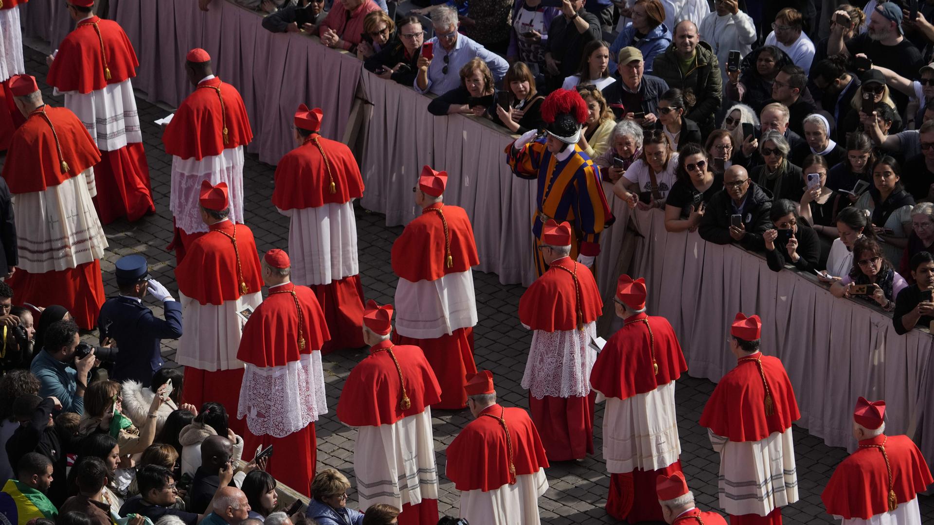 Kardinäle nehmen an der Zeremonie der Überführung des Leichnams von Papst Franziskus teil, der drei Tage lang im Petersdom aufgebahrt sein wird.