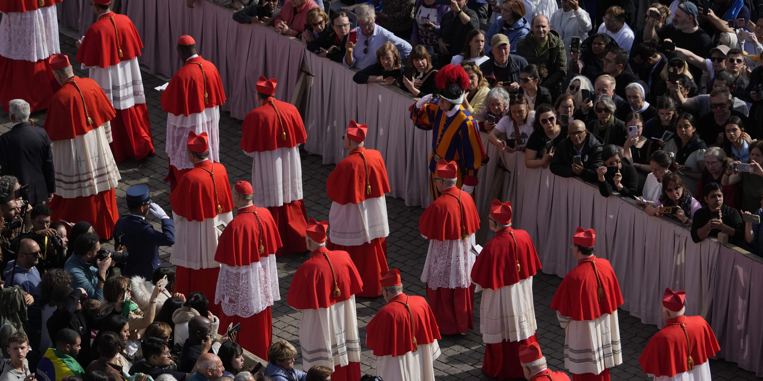 Kardinäle nehmen an der Zeremonie der Überführung des Leichnams von Papst Franziskus teil, der drei Tage lang im Petersdom aufgebahrt sein wird.