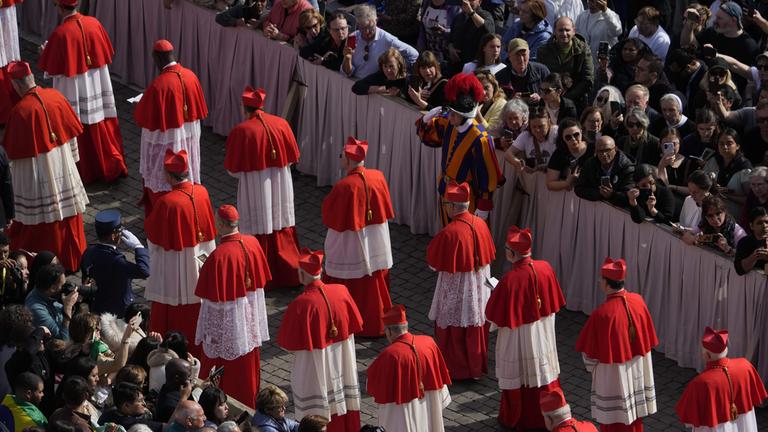 Kardinäle nehmen an der Zeremonie der Überführung des Leichnams von Papst Franziskus teil, der drei Tage lang im Petersdom aufgebahrt sein wird.