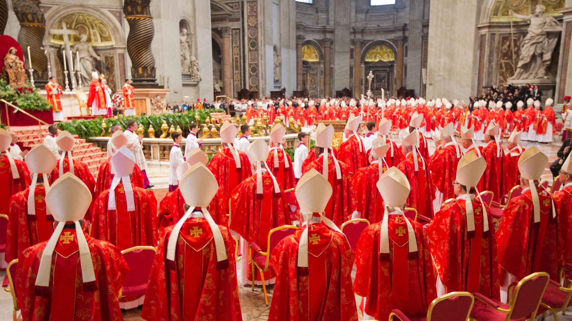 ardinäle verfolgen am 12.03.2013 im Petersdom im Vatikan die Wahl-Messe "Pro Eligendo Romano Pontifice"