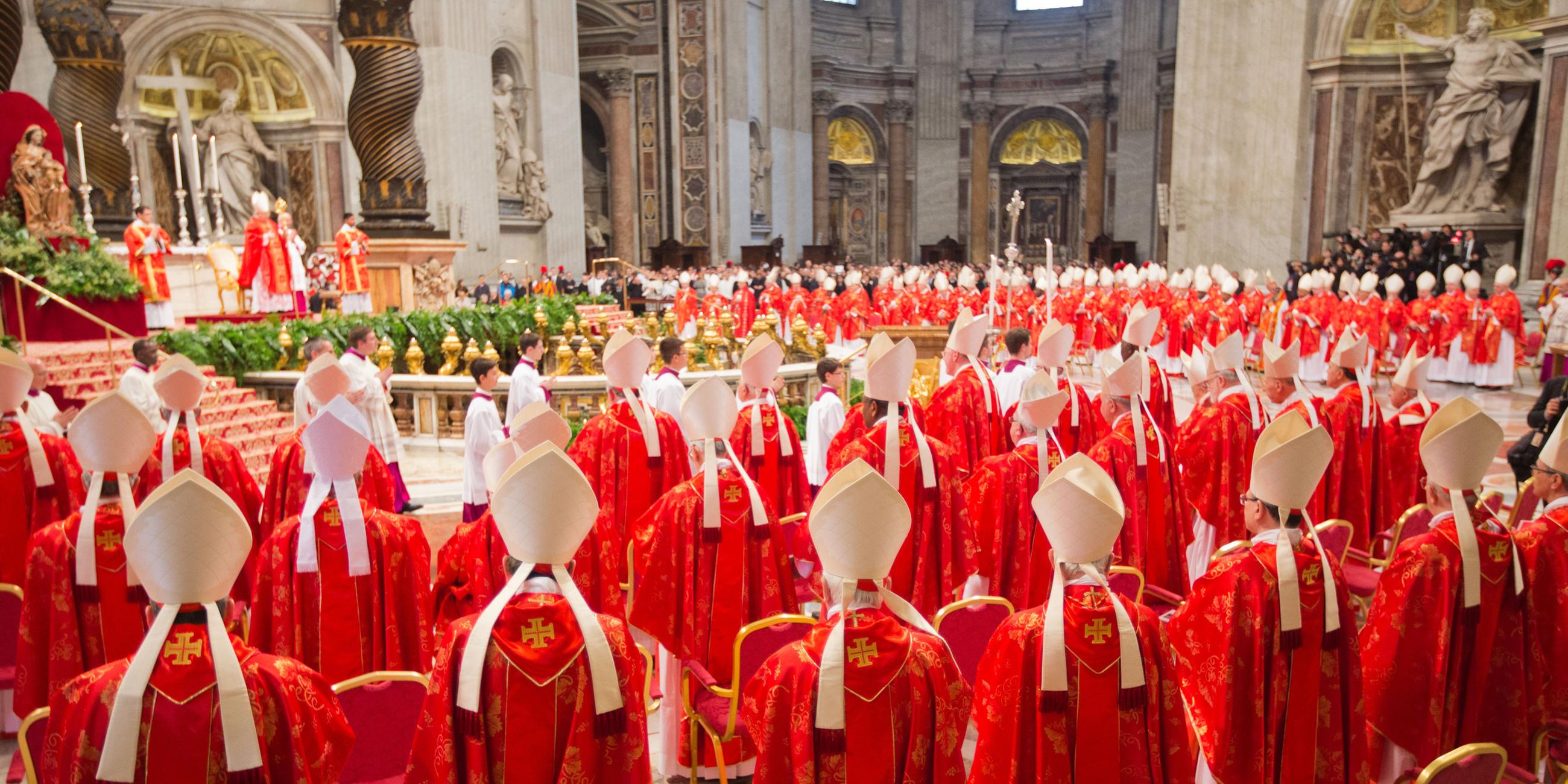 ardinäle verfolgen am 12.03.2013 im Petersdom im Vatikan die Wahl-Messe "Pro Eligendo Romano Pontifice"