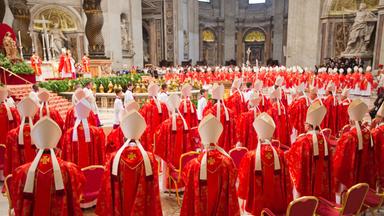 ardinäle verfolgen am 12.03.2013 im Petersdom im Vatikan die Wahl-Messe "Pro Eligendo Romano Pontifice"