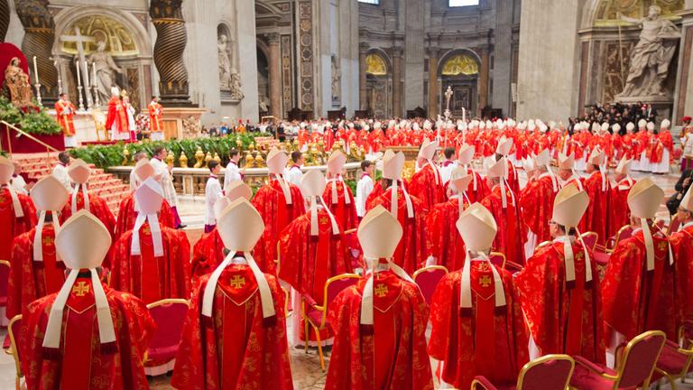 ardinäle verfolgen am 12.03.2013 im Petersdom im Vatikan die Wahl-Messe "Pro Eligendo Romano Pontifice"