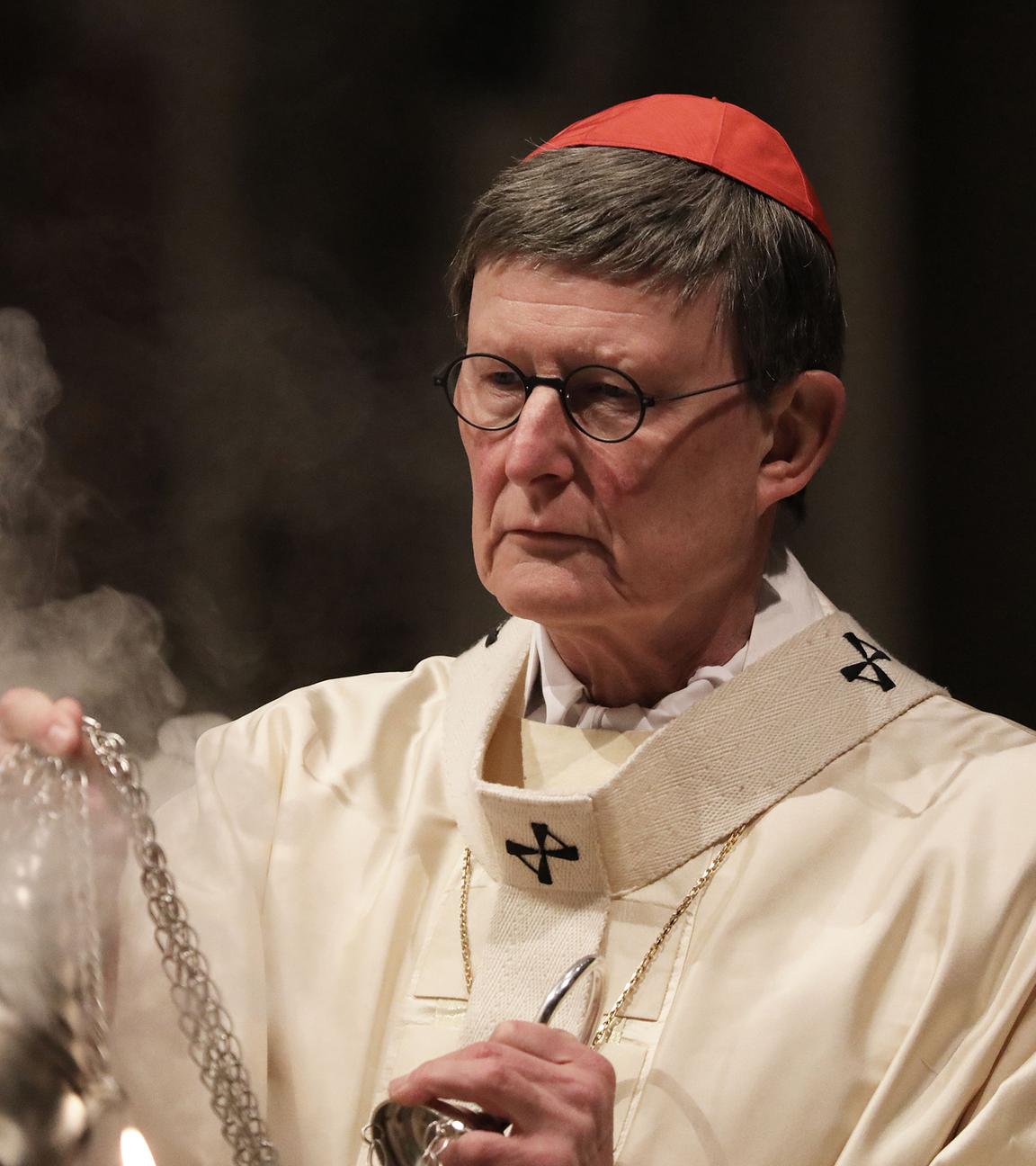  Kardinal Rainer Maria Woelki, Erzbischof von Köln, verteilt in einen Gottesdienst im Dom Weihrauch.