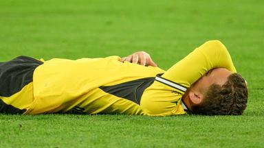 Schock für den BVB: Konstantinos Karetsas vom Platz getragen