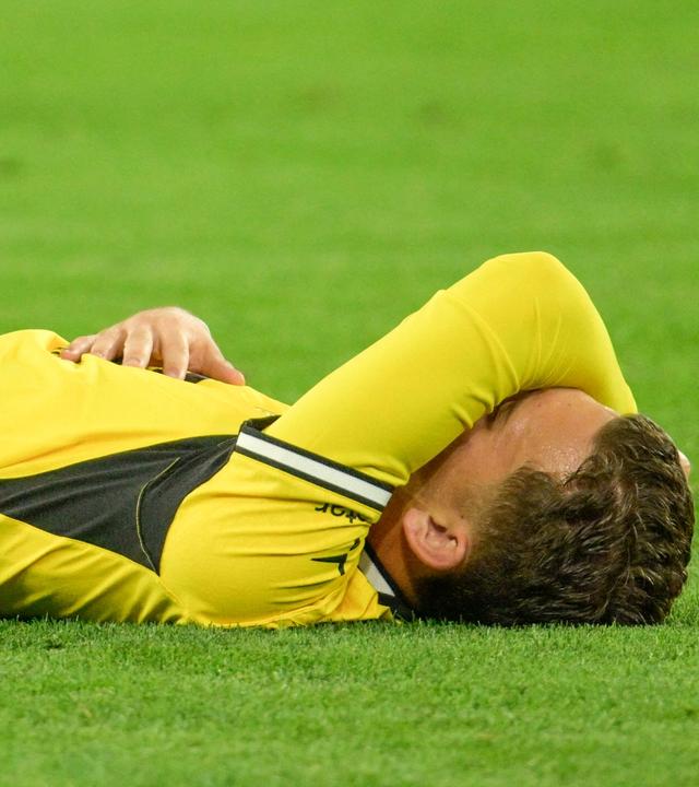 Konstantinos Karetsas liegt auf dem Rücken und bedeckt sein Gesicht mit dem Ellbogen