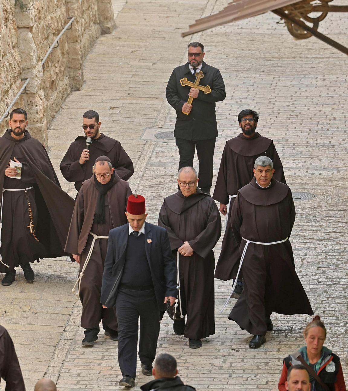 Katholische Gläubige gehen durch die Altstadt Jerusalems.