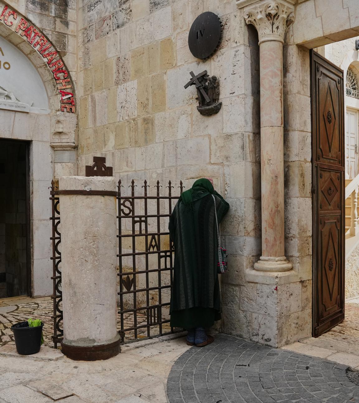 Ein christlicher Pilger betet am Karfreitag, dem 3. April 2026, in der weitgehend menschenleeren Altstadt Jerusalems aufgrund von Einschränkungen im Zusammenhang mit dem Iran-Krieg. 