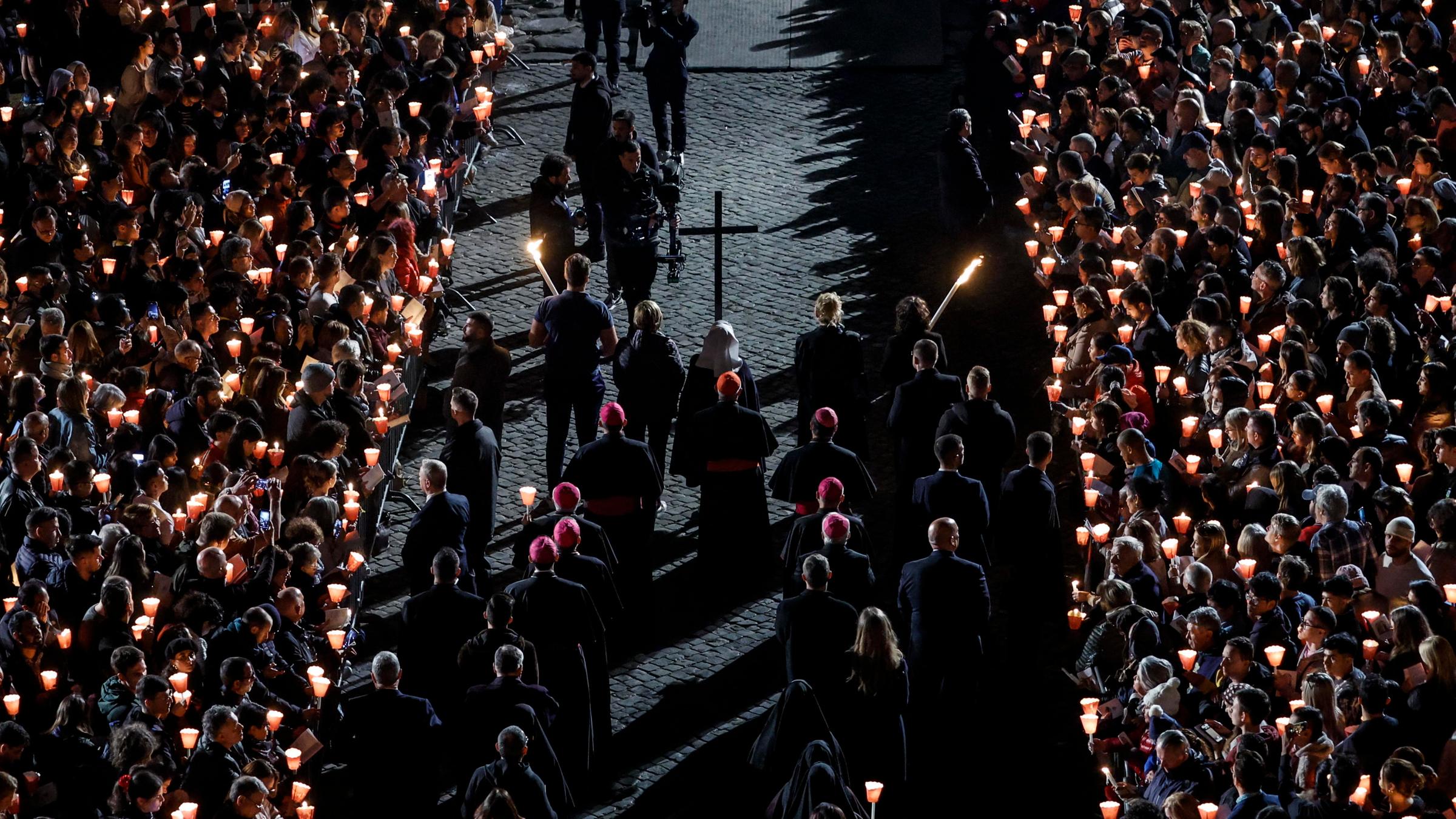 Gläubige nehmen an der "Via Crucis", der Fackelprozession zum Kreuzweg, am Karfreitag in der Nähe des Kolosseums in Rom, Italien, teil, 29.03.2024.