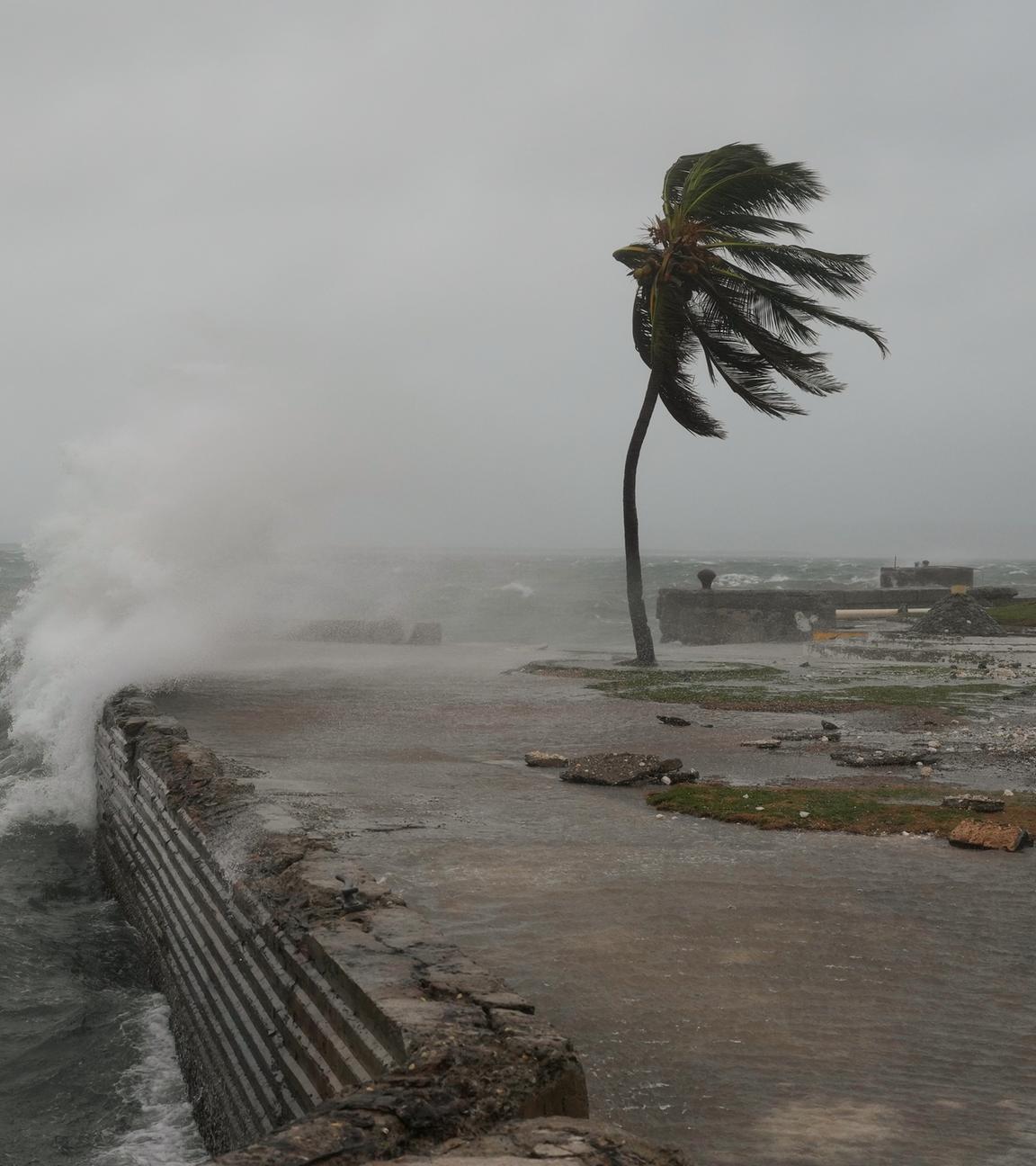 Jamaika, Kingston: Wellen schlagen in Kingston, als sich Hurrikan Melissa nähert.