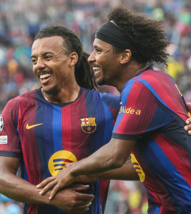 Karim Adeyemi (Nr. 14, rechts), bejubelt am 9. September 2026 im Stadion Camp Nou in Barcelona gemeinsam mit seinem Teamkollegen Jules Kounde (Nr. 23), den Treffer zum 2:0.