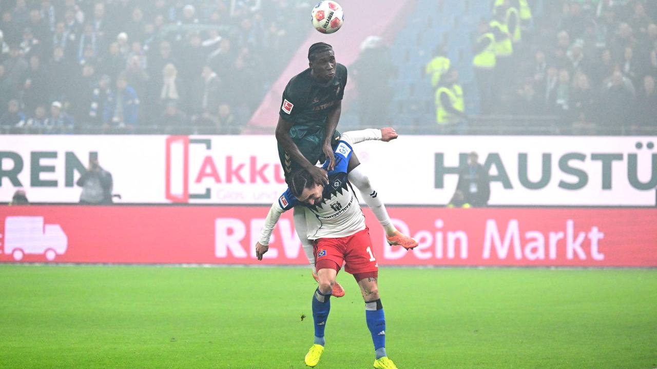 Karim Coulibaly (Werder Bremen) stützt sich auf Rayan Philippe (HSV), um zum Kopfball zu kommen