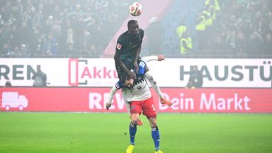 Karim Coulibaly (Werder Bremen) stützt sich auf Rayan Philippe (HSV), um zum Kopfball zu kommen