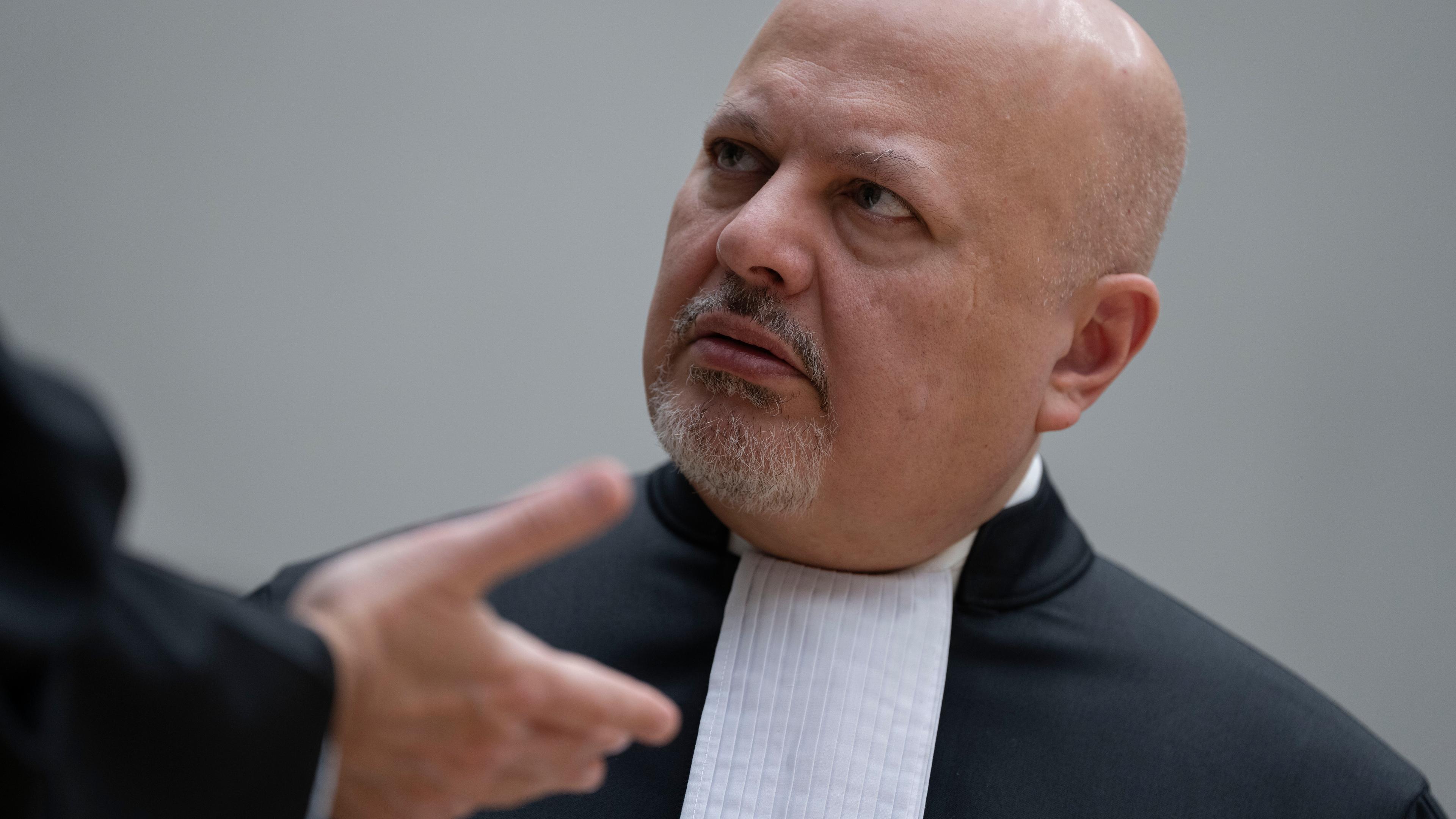 Chefankläger Karim Khan unterhält sich, während er darauf wartet, dass der ehemalige philippinische Präsident Rodrigo Duterte über eine Videoverbindung vor dem Internationalen Strafgerichtshof (IStGH) in Den Haag, Niederlande, am 15.05.2025 erscheint.