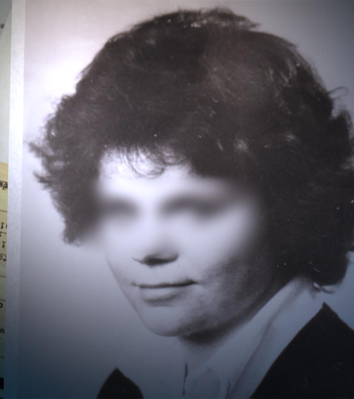 Schwarz-Weiß-Porträt einer jungen Frau, die Augen sind verpixelt.