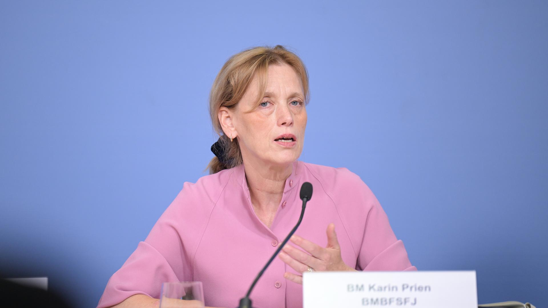 Karin Prien (CDU), Bundesministerin für Bildung, Familie, Senioren, Frauen und Jugend spricht auf einer Pressekonferenz. 