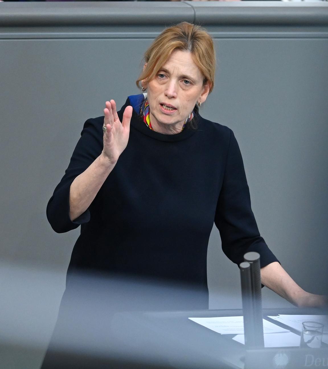 Karin Prien, Bundesministerin für Bildung, Familie, Senioren, Frauen und Jugend, spricht während der 62. Sitzung des Deutschen Bundestages in der Aktuellen Stunde.