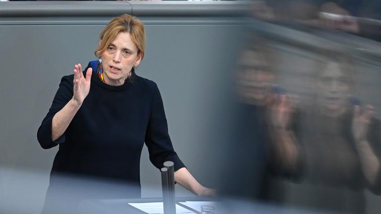 Karin Prien, Bundesministerin für Bildung, Familie, Senioren, Frauen und Jugend, spricht während der 62. Sitzung des Deutschen Bundestages in der Aktuellen Stunde.