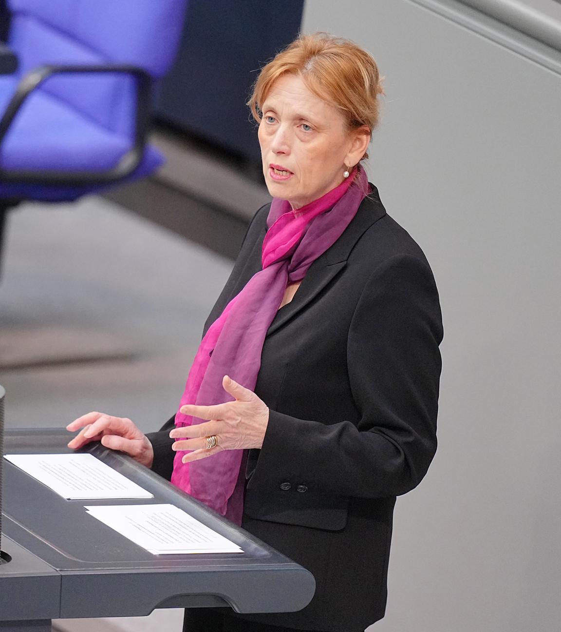 Karin Prien (CDU), Bundesministerin für Bildung, Familie, Senioren, Frauen und Jugend, spricht im Plenarsaal im Bundestag. 