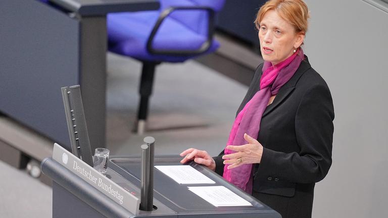 Karin Prien (CDU), Bundesministerin für Bildung, Familie, Senioren, Frauen und Jugend, spricht im Plenarsaal im Bundestag. 