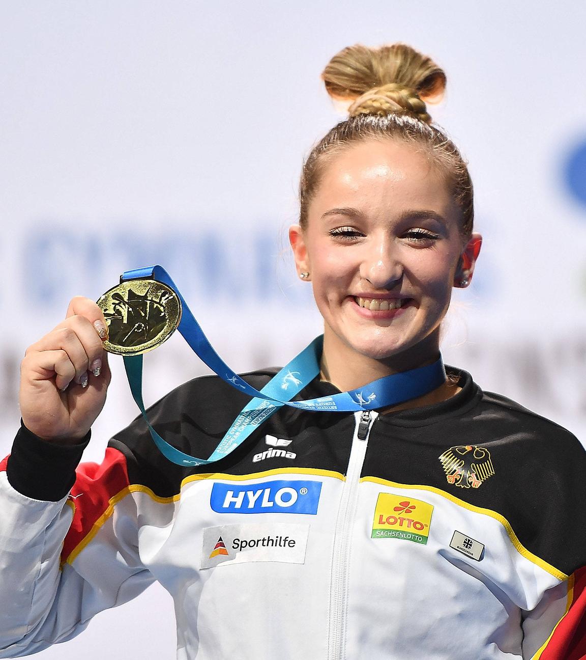 Turnerin Karina Schönmaier holt Gold bei der Turn EM 2025 am 30.05.2025 und jubelt.