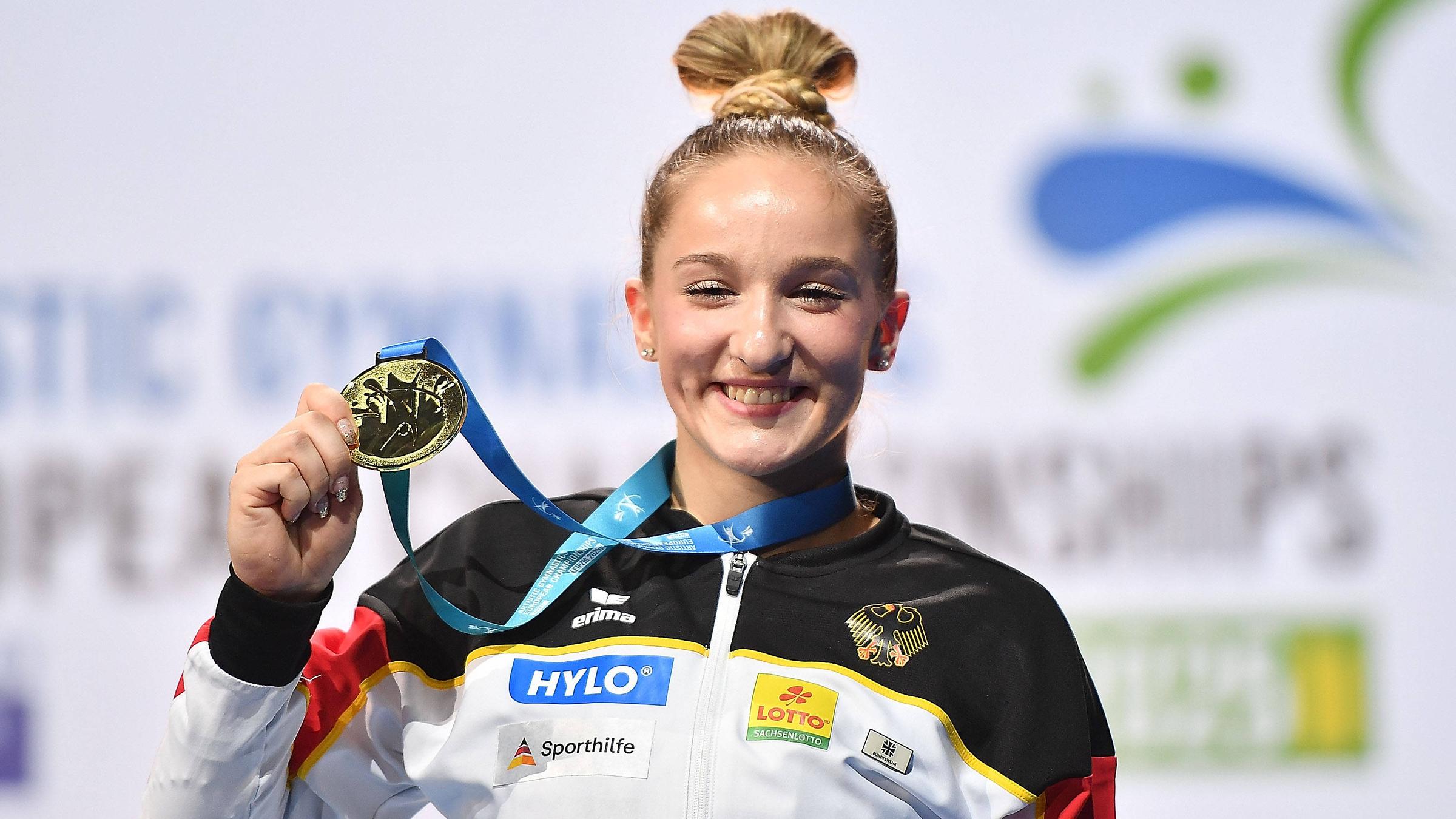 Turnerin Karina Schönmaier holt Gold bei der Turn EM 2025 am 30.05.2025 und jubelt.