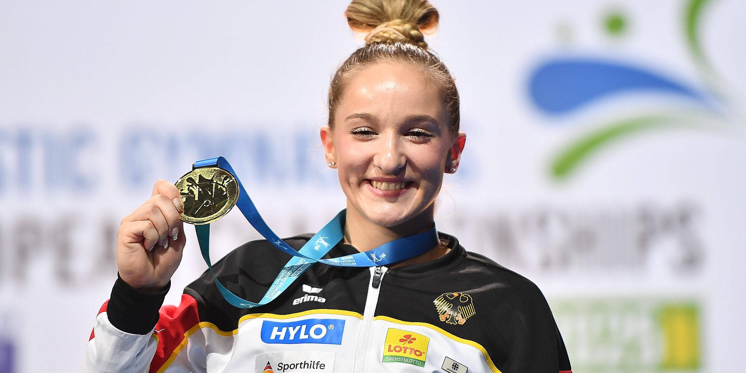 Turnerin Karina Schönmaier holt Gold bei der Turn EM 2025 am 30.05.2025 und jubelt.