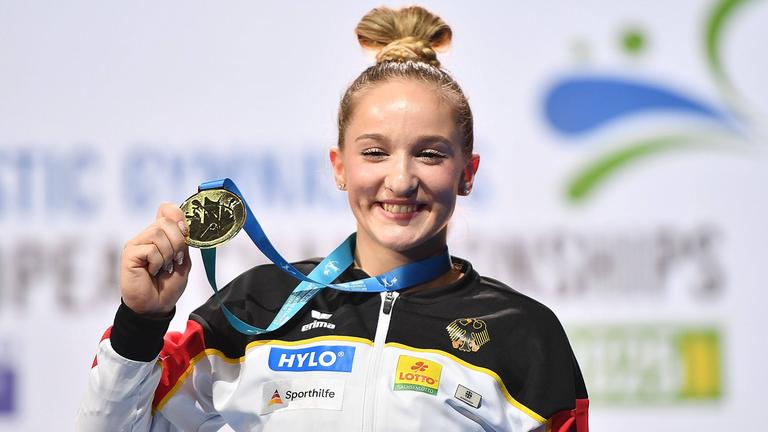 Turnerin Karina Schönmaier holt Gold bei der Turn EM 2025 am 30.05.2025 und jubelt.