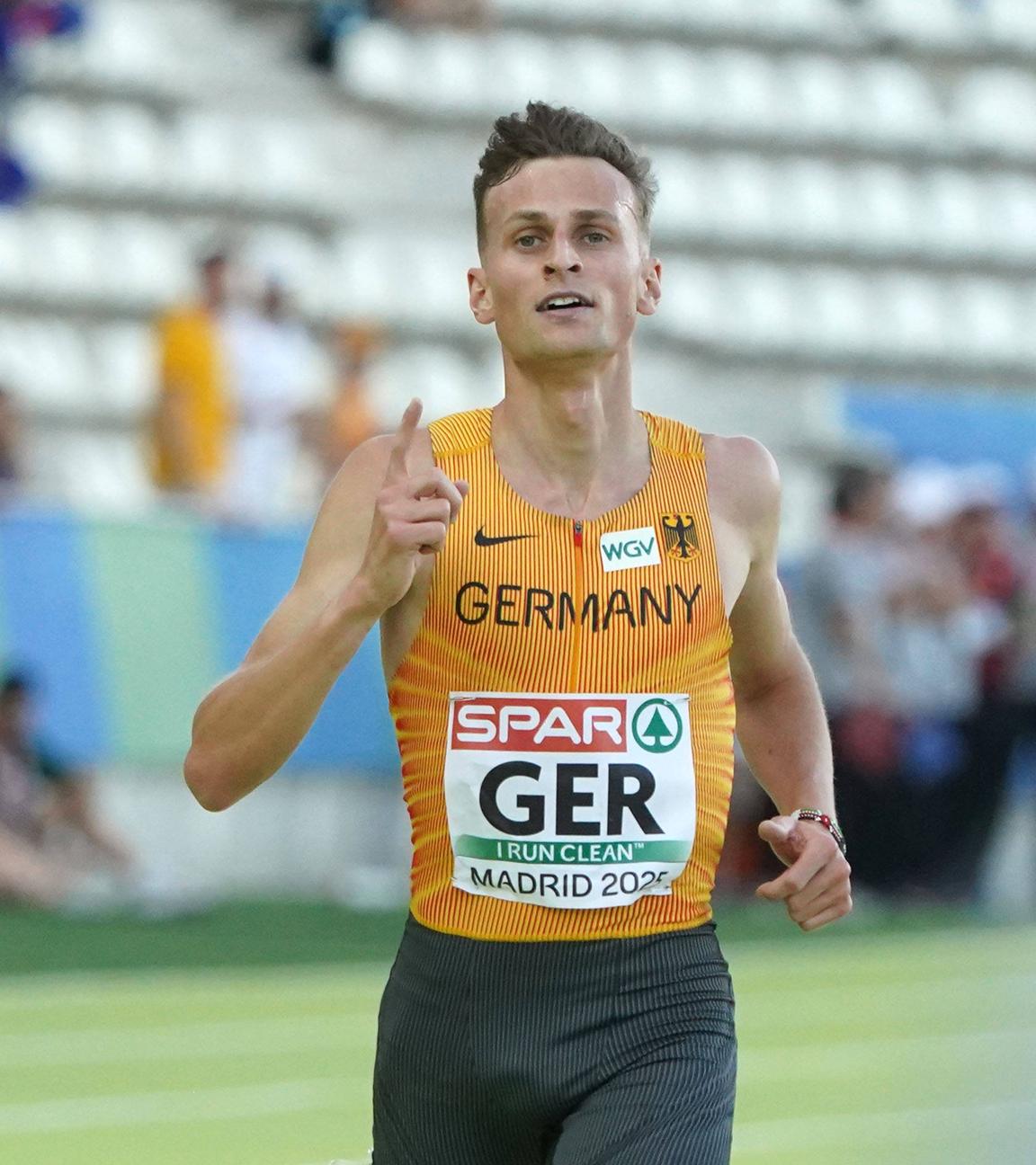 3000-Meter-Hindernis-Läufer Karl Bebendorf jubelt