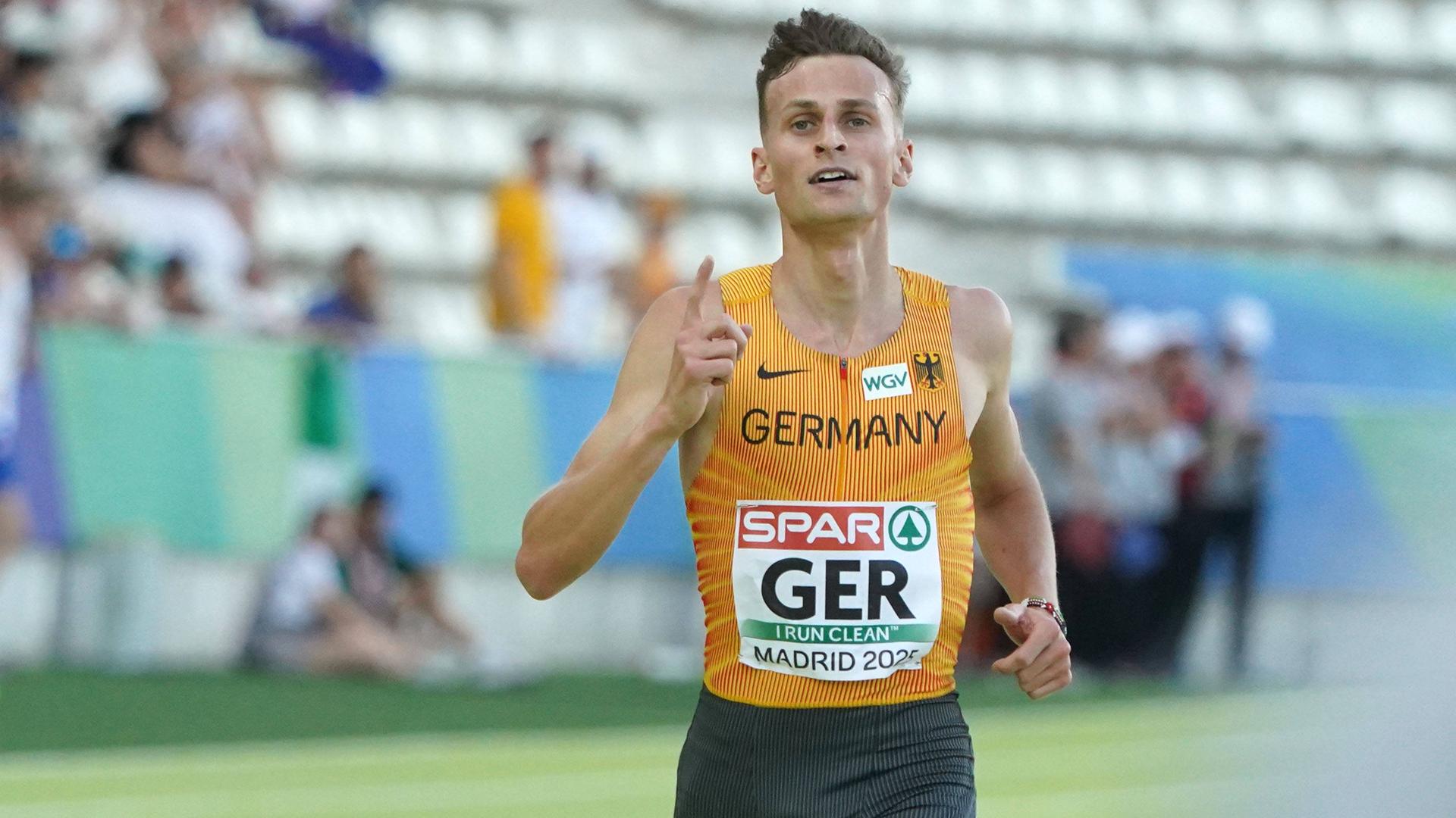 3000-Meter-Hindernis-Läufer Karl Bebendorf jubelt