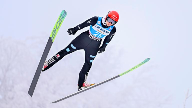 Der deutsche Skispringer Karl Geiger befindet sich nach dem Absprung beim Skisprung FIS Weltcup in Willingen in der Luft
