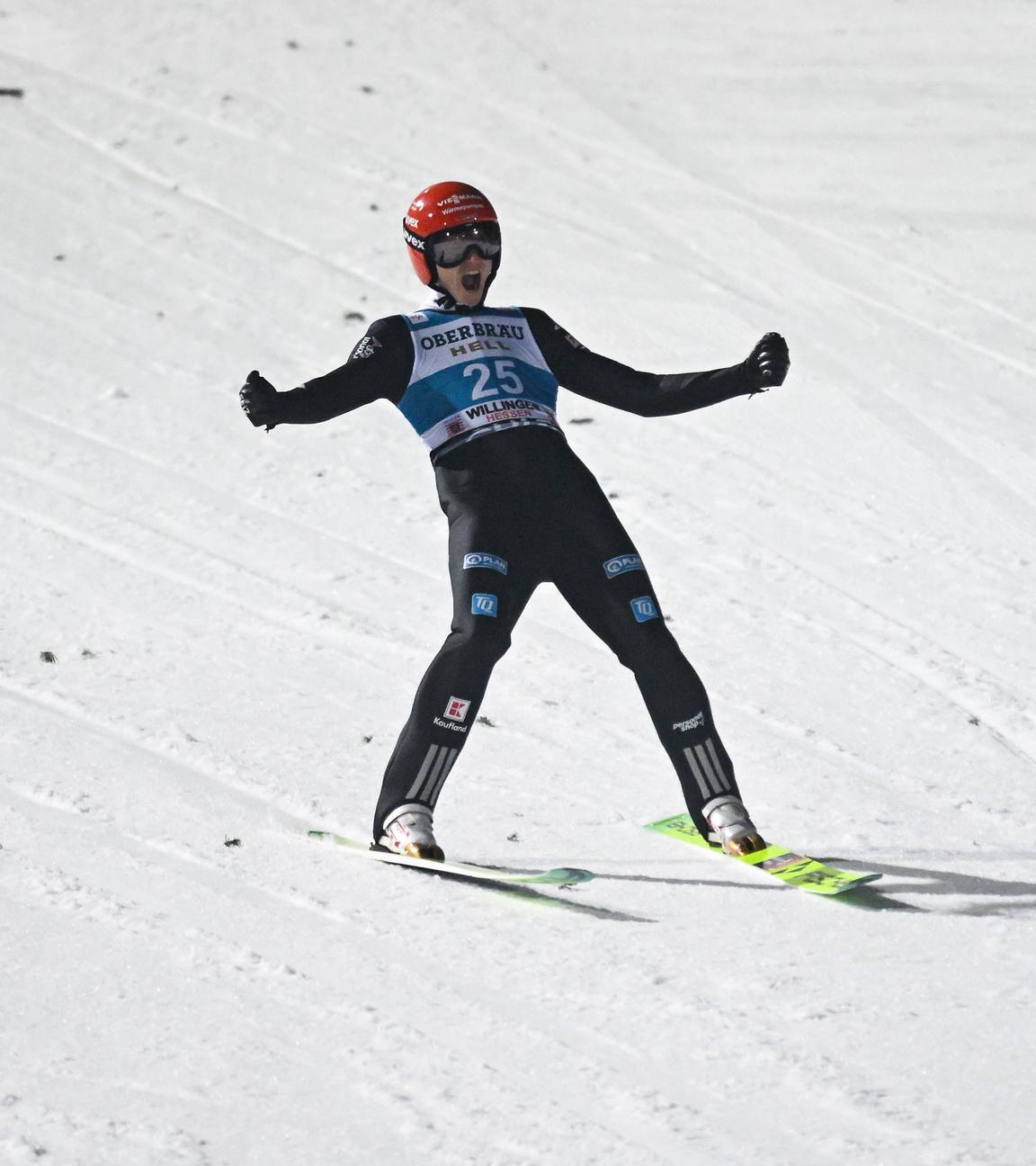 Karl Geiger (Deutschland) jubelt. 