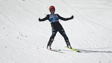 Karl Geiger (Deutschland) jubelt. 
