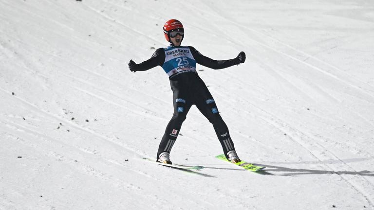 Karl Geiger (Deutschland) jubelt. 