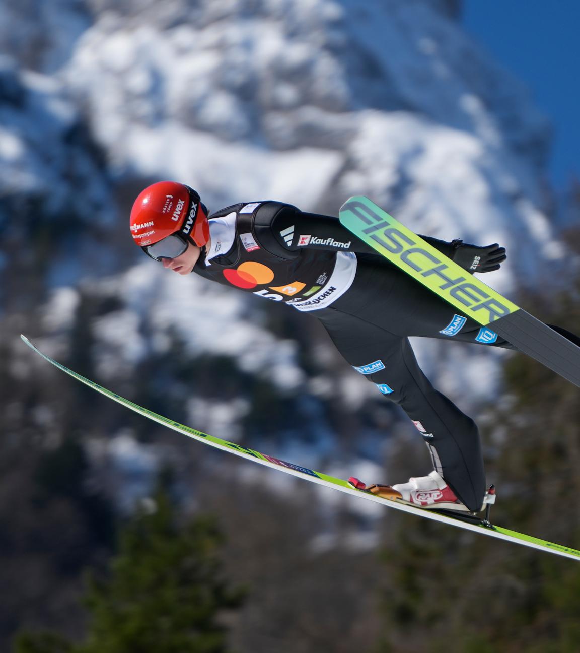 Der deutsche Skispringer Karl Geiger kurz nach seinem Absprung beim Skisprung Weltcup in Planica