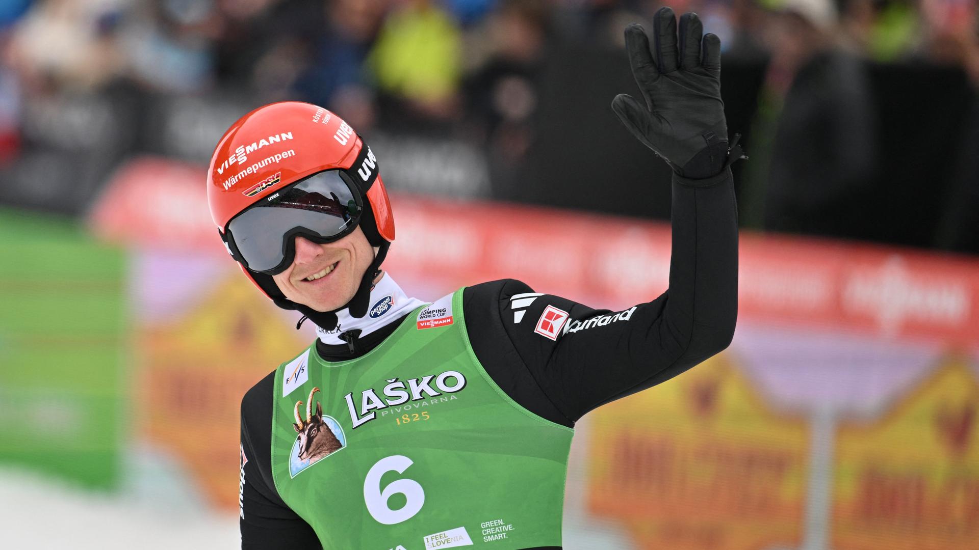 Karl Geiger aus Deutschland reagiert während der Finalrunde des Einzelwettkampfs beim Skisprung-Weltcup.