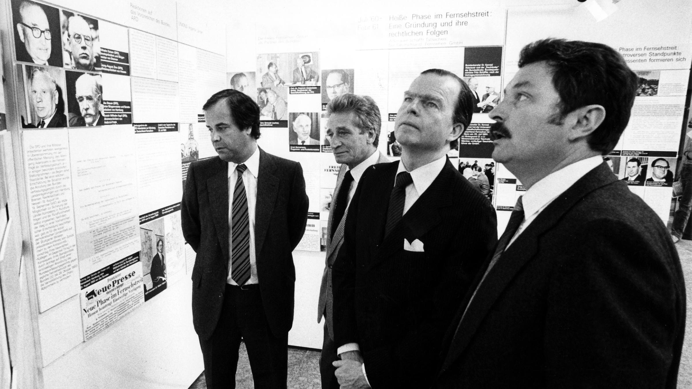 Dieter Stolte, Ernst W. Fuhr, Karl-Günther von Hase und Dr. Heiner Schmitt (v.l.) auf der Ausstellung "20 Jahre ZDF"