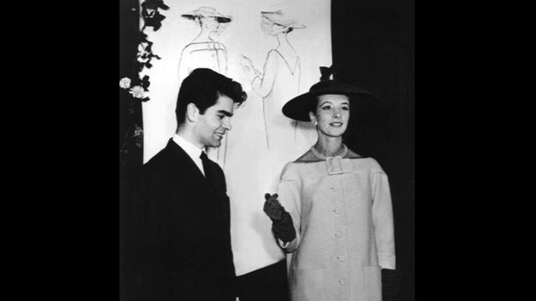 Karl Lagerfeld und ein Model 1954.