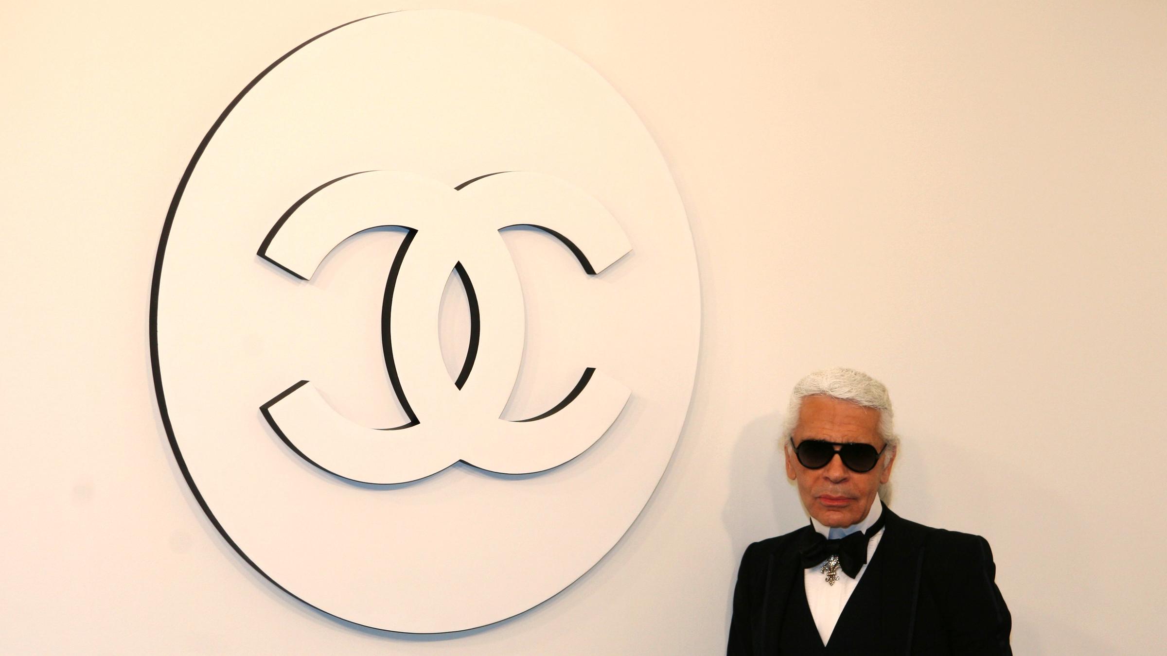Karl Lagerfeld vor Chanel-Logo