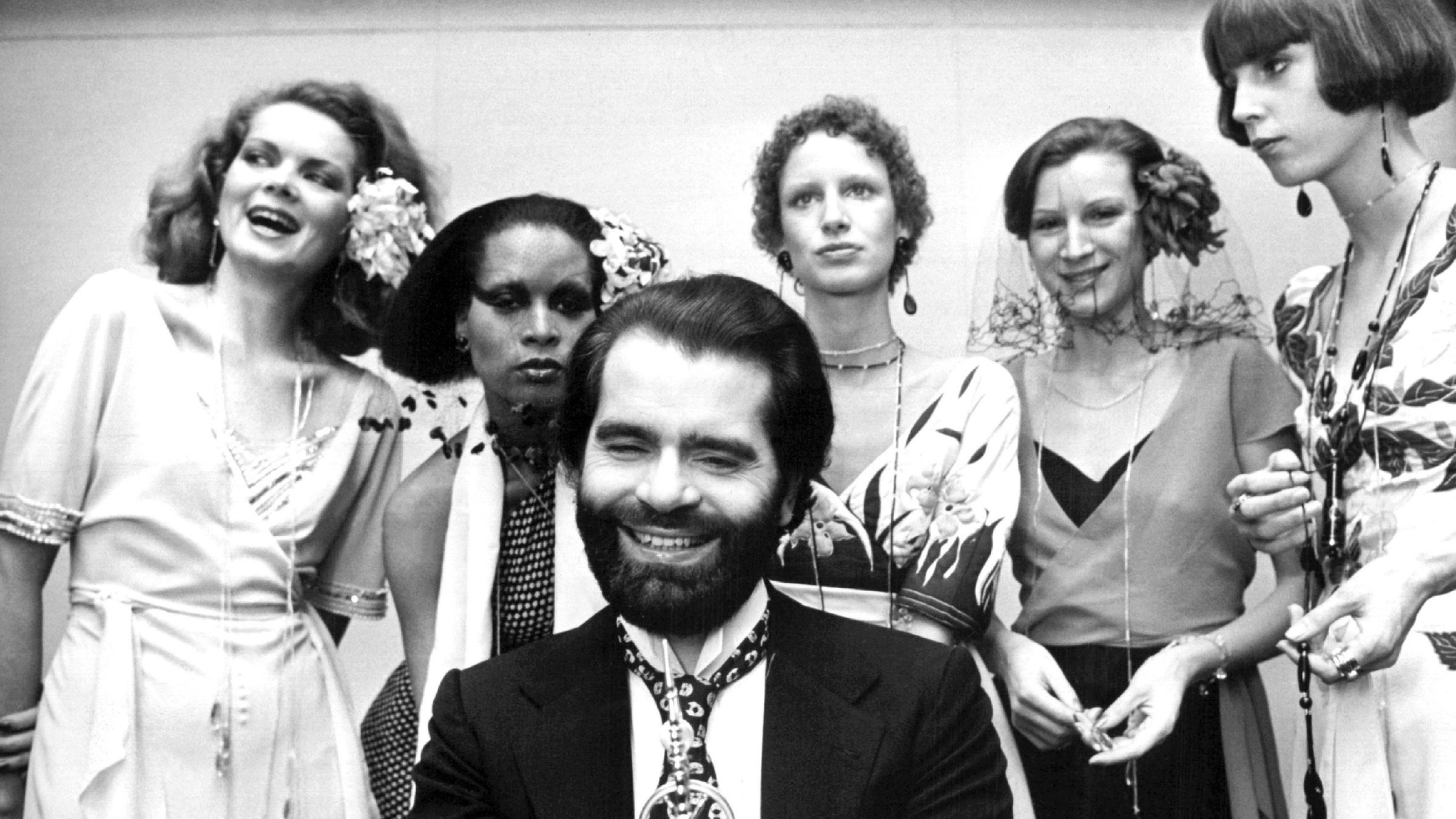 Karl Lagerfeld und Models 1973