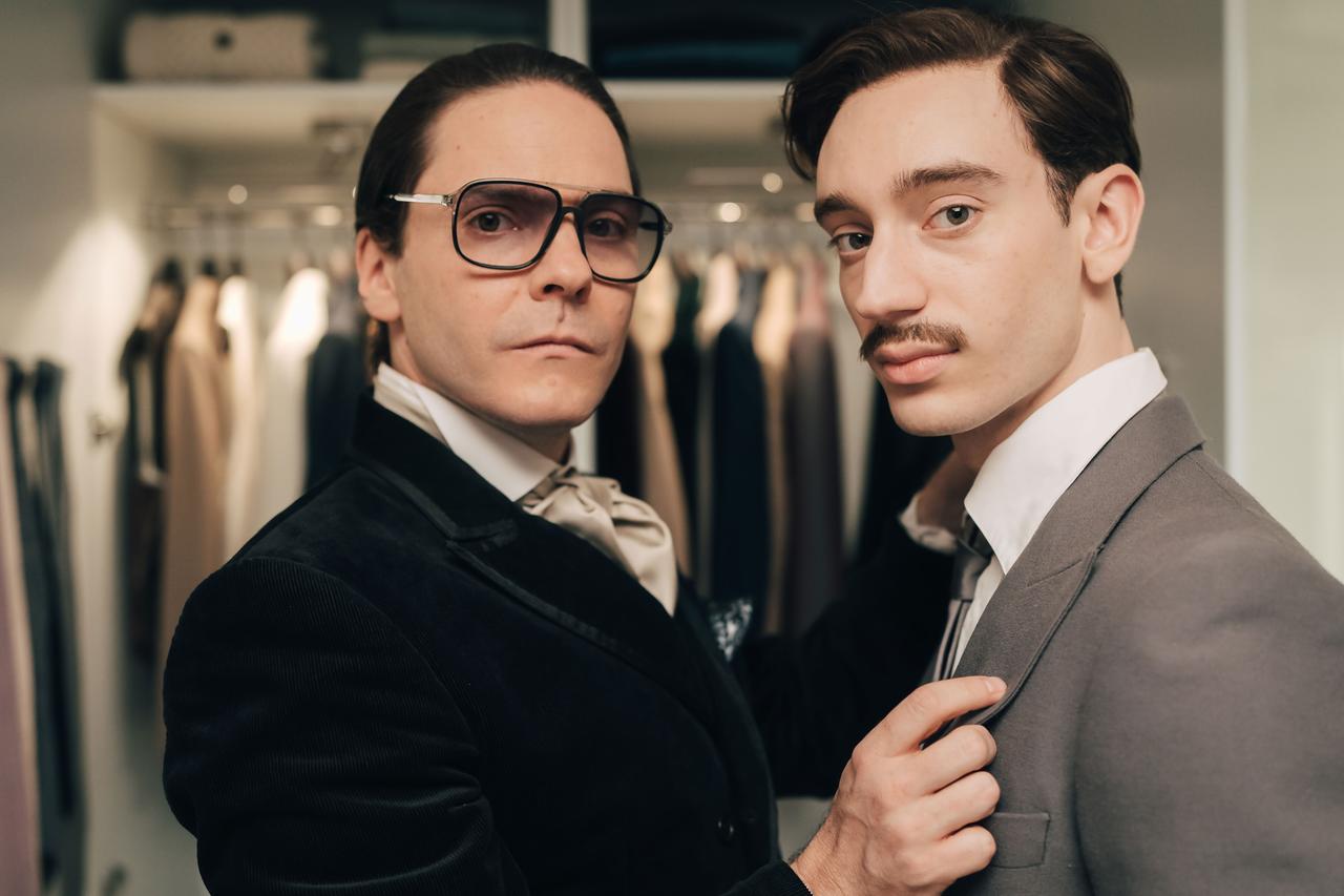 Ein Ausschnitt der Serie "Becoming Karl Lagerfeld", in dem ein junger Karl Lagerfeld mit seinem Geliebten Jaques de Bascher zu sehen ist.