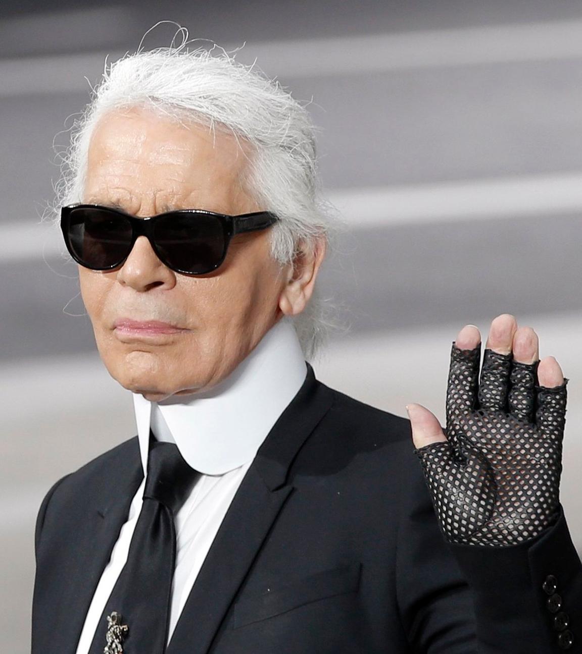 05.03.2013, Frankreich, Paris: Karl Lagerfeld hebt die Hand, als er den Applaus nach der Vorstellung seiner Herbst/Winter 2013-2014 Kollektion für Chanel entgegennimmt.