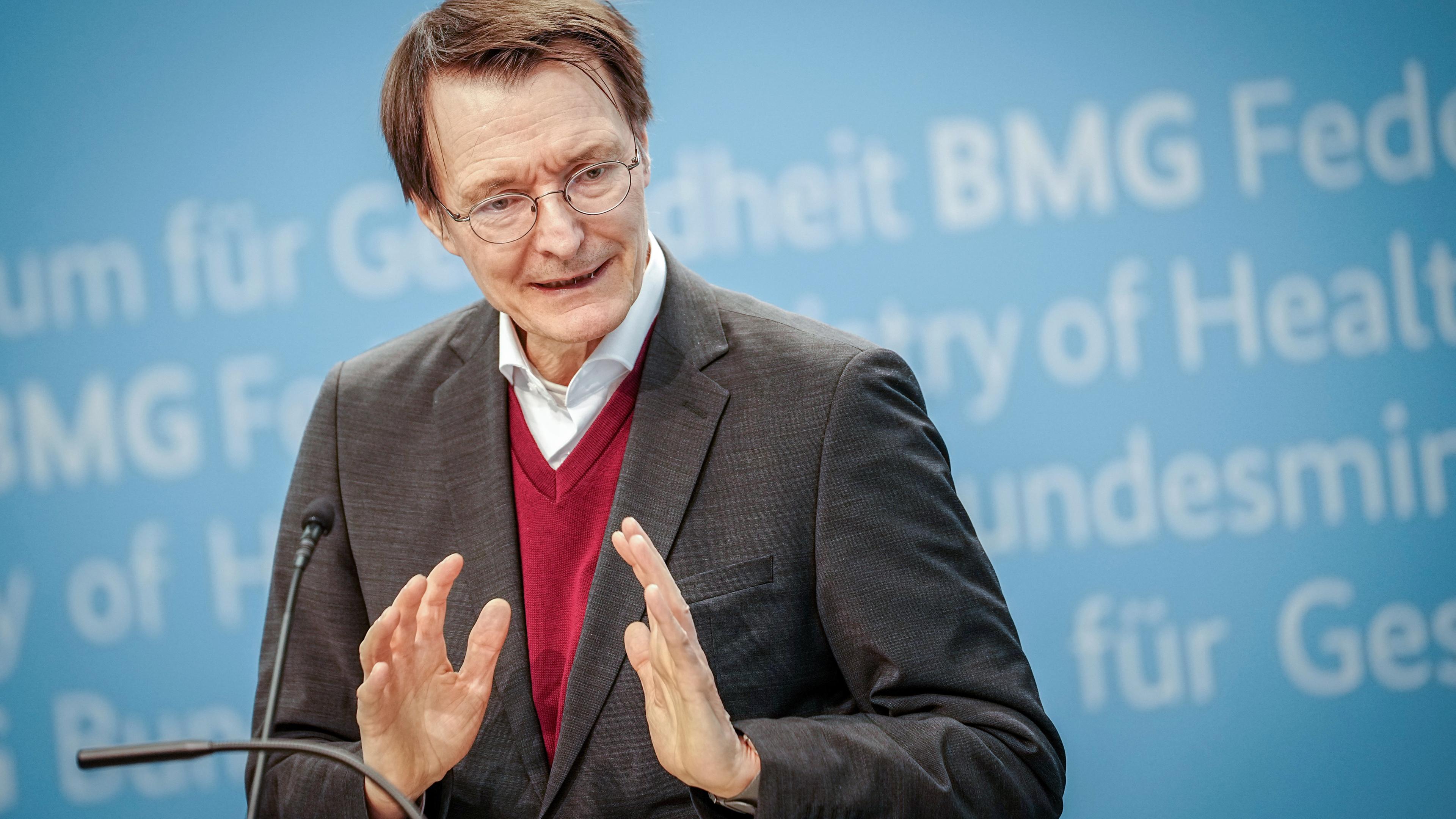 Karl Lauterbach (SPD), Bundesminister für Gesundheit, gibt eine Pressekonferenz nach den Beratungen des Bundeskabinetts. 