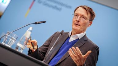 Karl Lauterbach (SPD), Bundesminister für Gesundheit, gibt ein Pressestatement zur Pflegeversicherung.