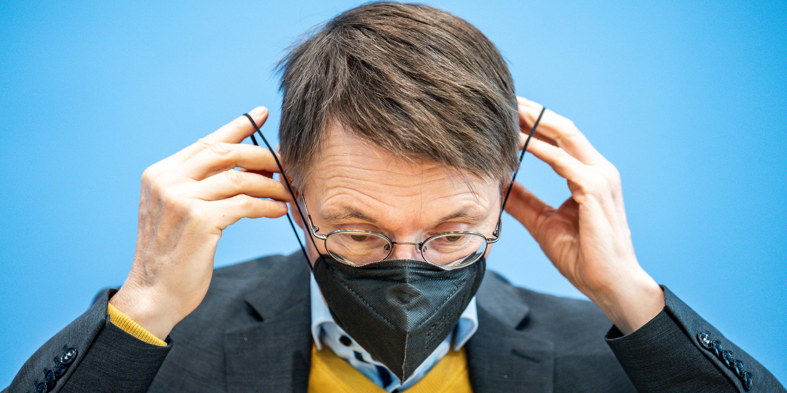 Karl Lauterbach setzt nach einer Pressekonferenz zur aktuellen Corona-Lage und zur neuen Kampagne des Gesundheitsministeriums zum Schutz vor Corona seine Maske auf, aufgenommen am 14.10.2022