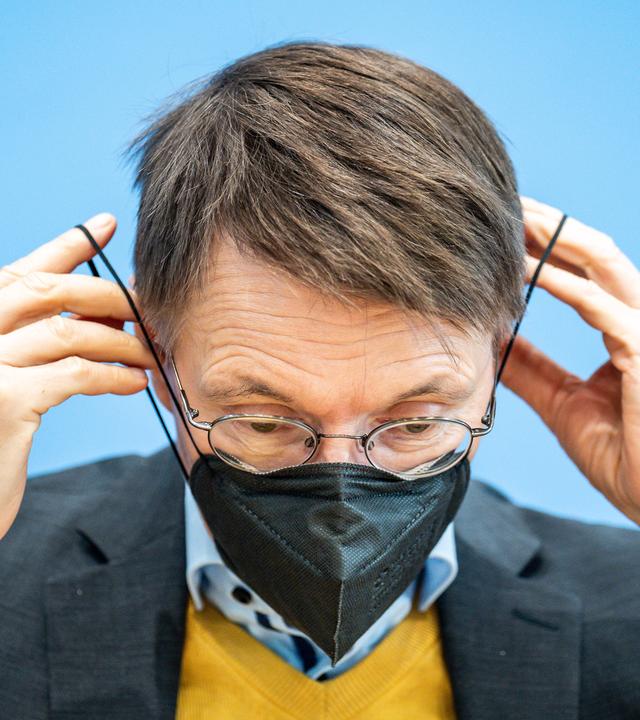 Karl Lauterbach setzt nach einer Pressekonferenz zur aktuellen Corona-Lage und zur neuen Kampagne des Gesundheitsministeriums zum Schutz vor Corona seine Maske auf, aufgenommen am 14.10.2022